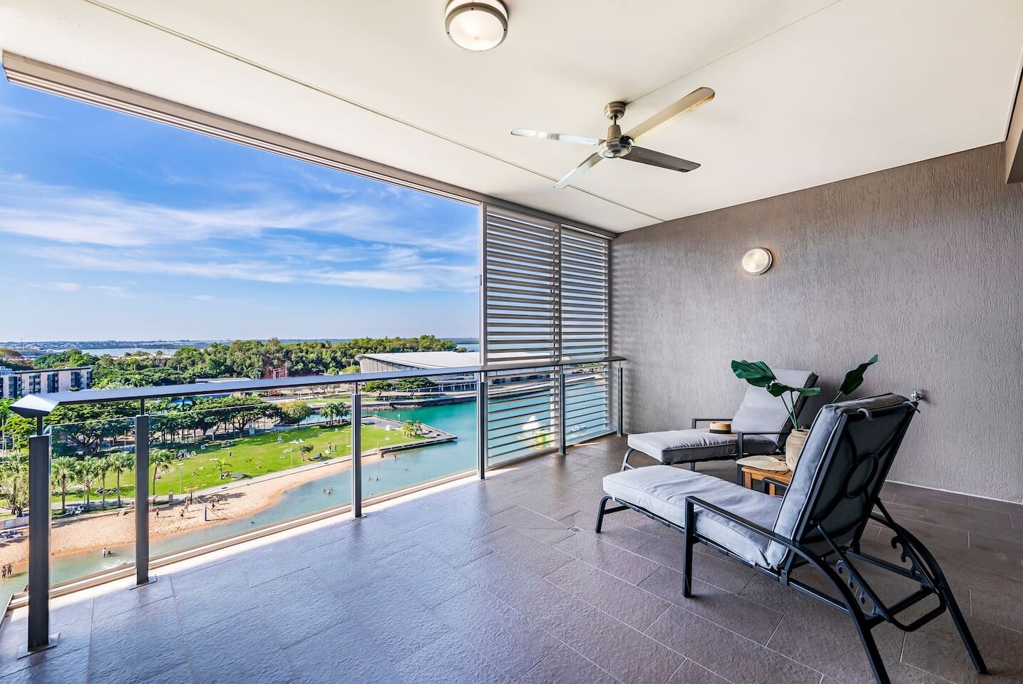 ✨ Top of Timor Sea ~ Luxury Waterfront Penthouse ✨

🌴It's the perfect time of year to stay in this penthouse pad. Located within the Waterfront precinct, when you're not soaking up the 180 degree views of the Timor sea, you can choose to dive in to 