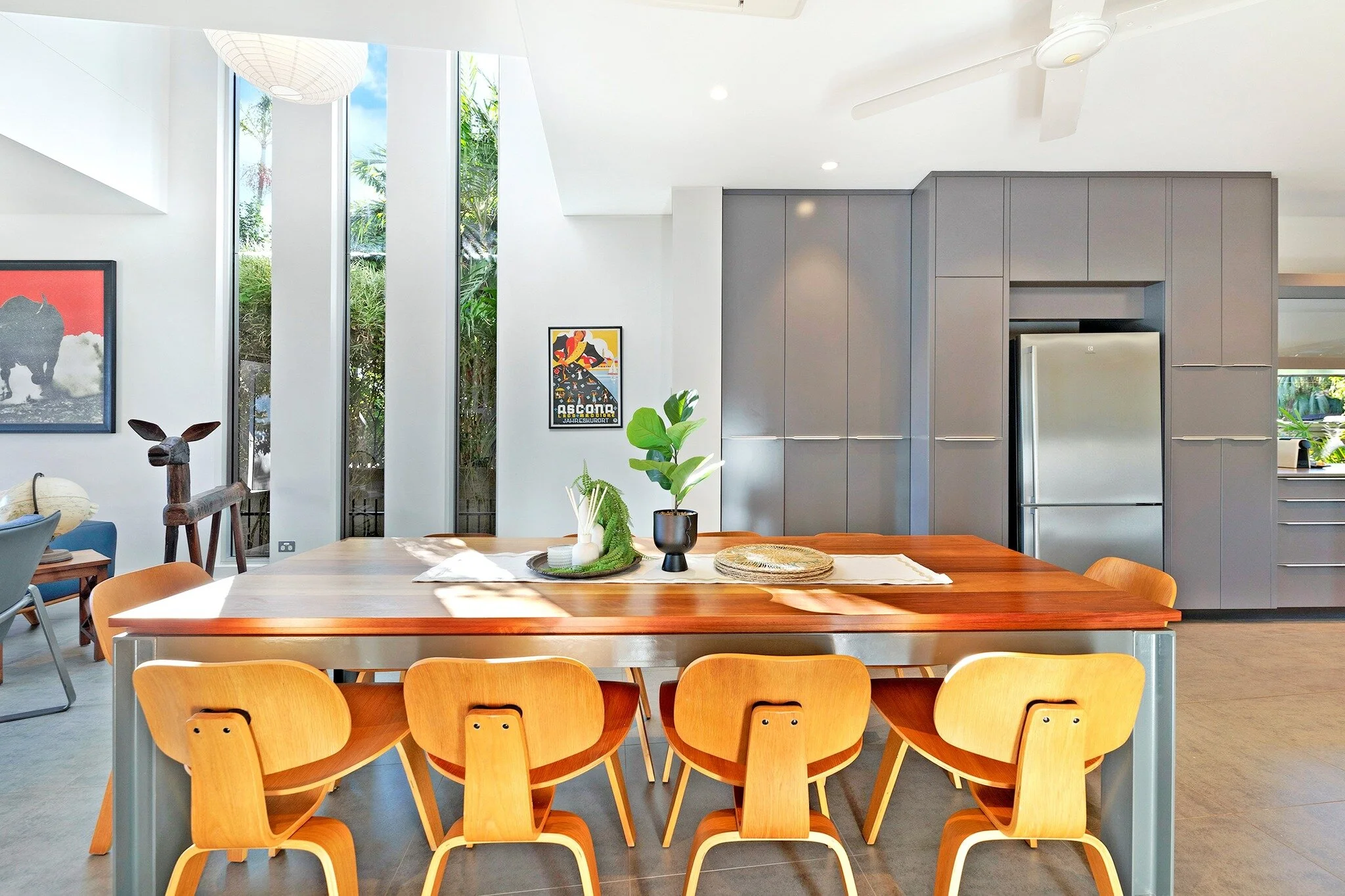 🚨*Amazing* new property alert 🚨

✨ Seaside Garden 🌊🌴✨

🌴This luxury townhouse is just steps away from Sunset Beach, featuring uninterrupted views of Fannie Bay foreshore and the properties lush tropical gardens. With contemporary styling, the ne