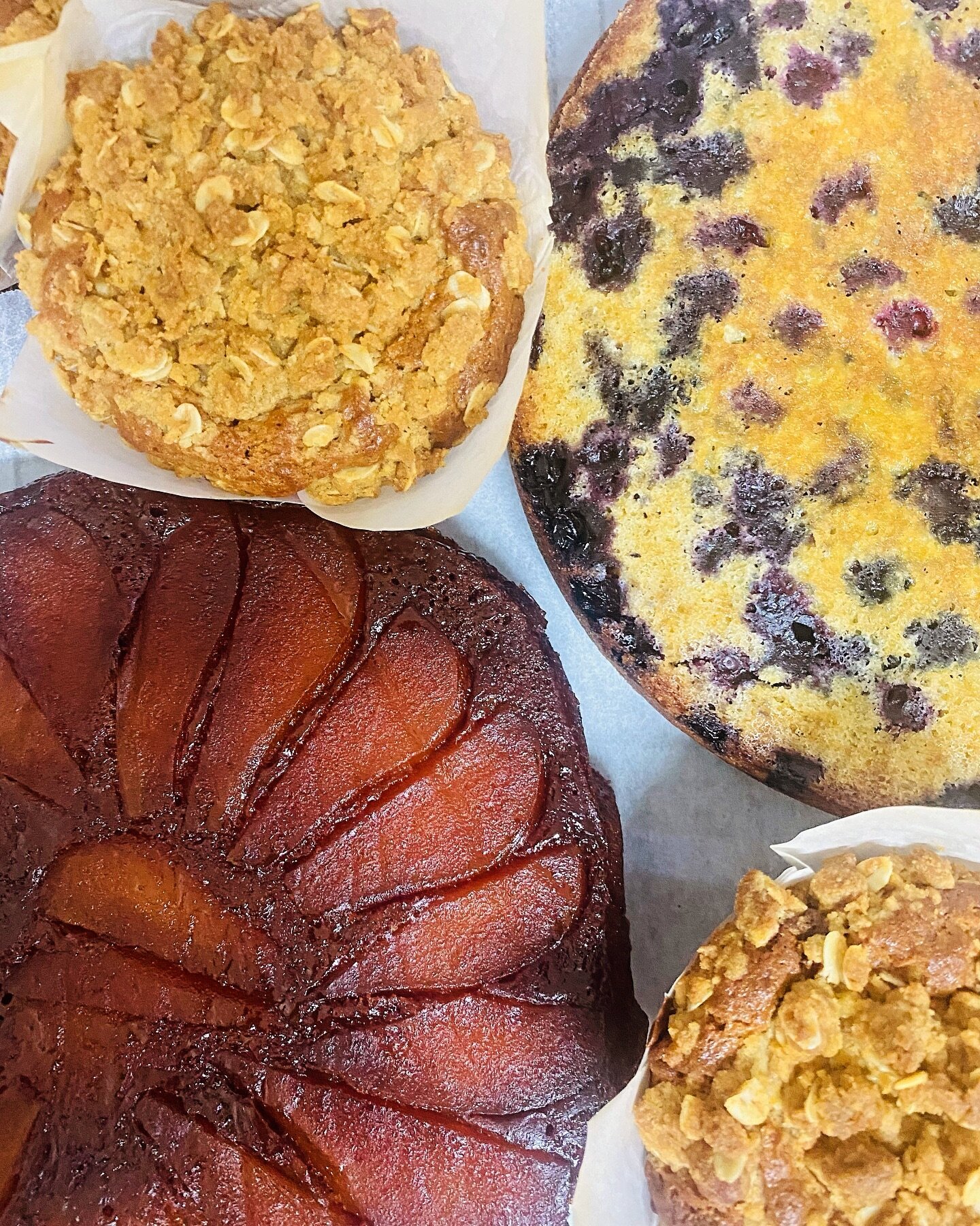 BAKED GOODS | by our Kate😊
These beauties will ready for the weekend
🌿apple crumble muffins
🌿blueberry lemon + yogurt cake
🌿caramel poached pear cake