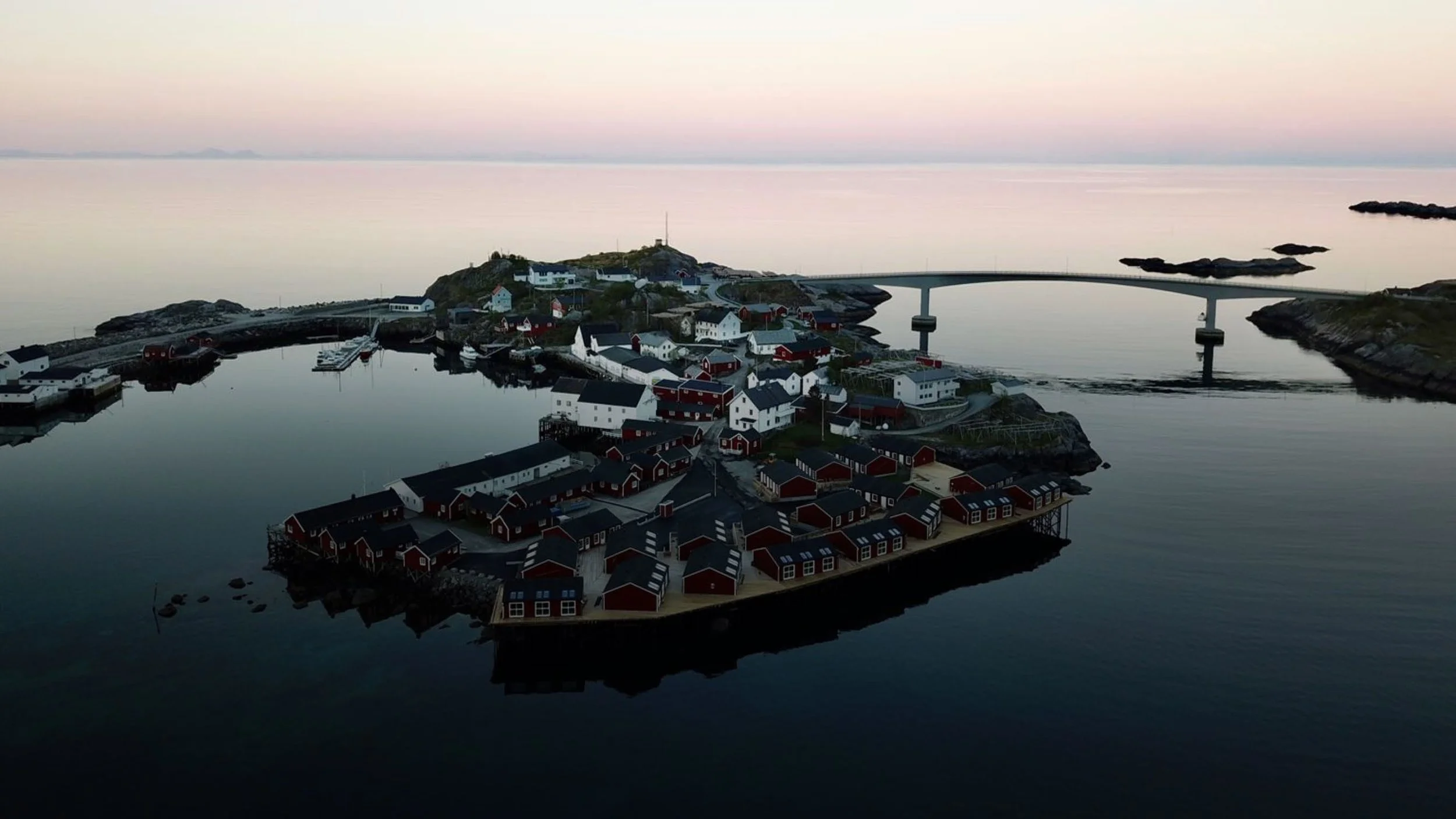  Eliassen Rorbuer  / Lofoten / 2026 / 100 % eierandel / 105 boenheter /   Besøk webside  