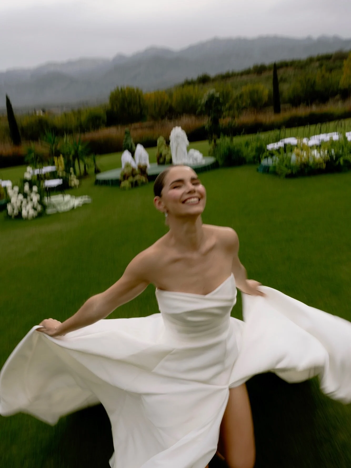 Sometimes, the concept doesn&rsquo;t need to be planned.
It just happens.
And everything falls into place.

Planning &amp; design: @fazouevents 
Florals: @manfler.florist
Rentals: @maroq_rentals
Photographer: @manioros_dimitris
Venue: @roxaniestate
S