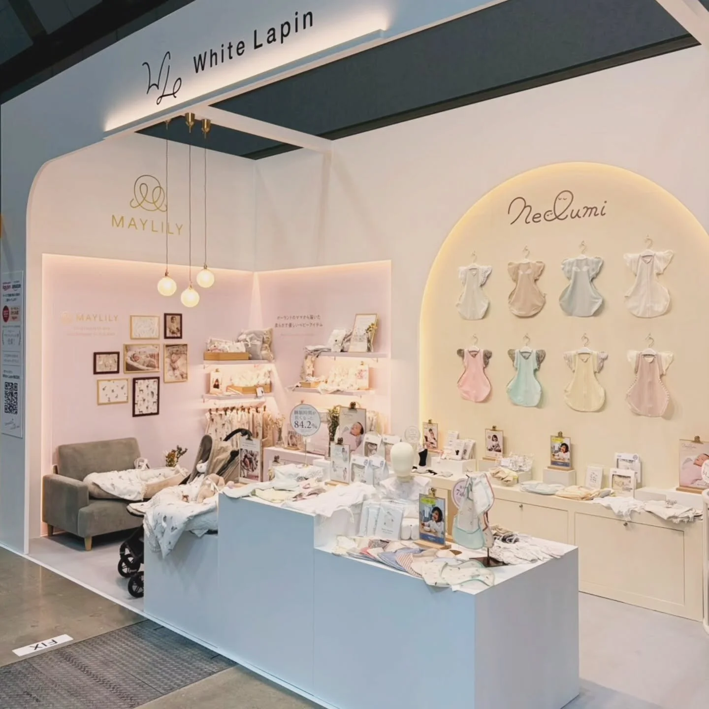 Recent work.
White Lapin Exhibition Booth

やわらかな光と曲線を取り入れ、ベビー・キッズアイテムのやさしさや心地よさを感じられるブースデザイン⁡
⁡⁡⁡
#⁡white lapin  #neclumi  #MAYLILY
⁡#Strate #VMD BoothDesign #ExhibitionDesign SpaceDesign DisplayDesign VisualMerchandising RetailDesign EventDesign