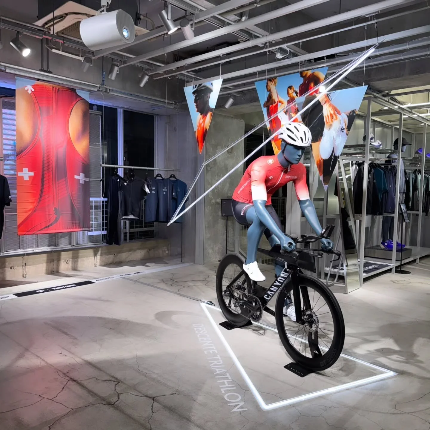 Recent work...
TRIATHLON
@descente_jp⁡
⁡
スピード、挑戦、躍動⁡
⁡
DESCENTE TRIATHLON
⁡
#VMD #空間演出 #ディスプレイ #ビジュアルマーチャンダイジング #DESCENTE デサント TRIATHLON 店舗デザイン リテールデザイン インスタレーション 空間デザイン ブランドプロデュース strate