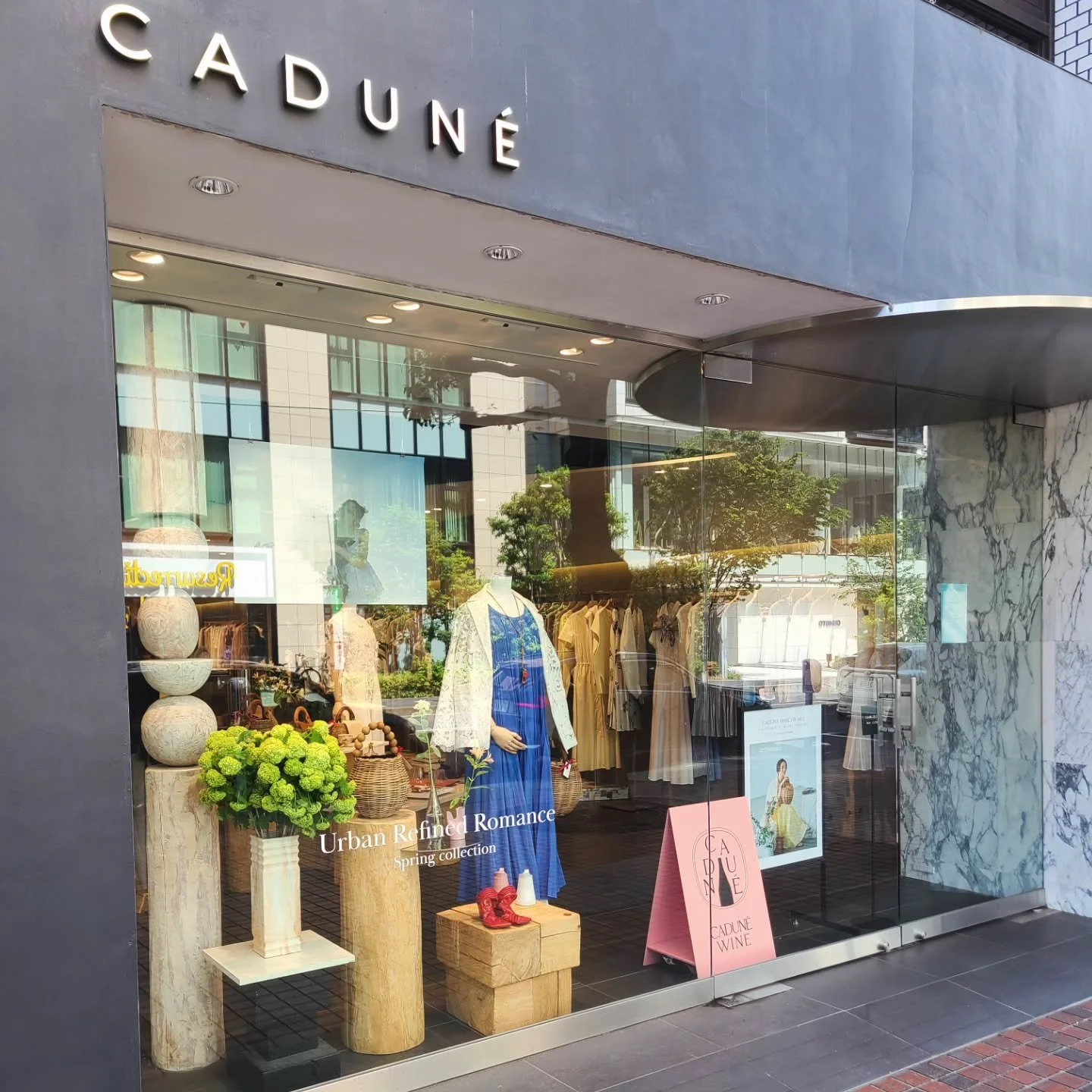 ファッションと、暮らしが交差するマルシェ
CADUN&Eacute;マルシェの空間演出
服だけでなく、器・カトラリー・バッグがひとつの世界観でつながる空間を目指して
素材感を大切に、木・大理石・銅・陶器を組み合わせながらテーブル演出を構成
ファッションと日常がゆるやかに溶け合う、そんな「場」をつくれたと思います。

VMD・空間演出のご相談はDMまで

#VMD #マルシェ #ディスプレイ #ビジュアルマーチャンダイジング  #CADUN&Eacute;  店舗演出 テーブルスタイリング 空間デ