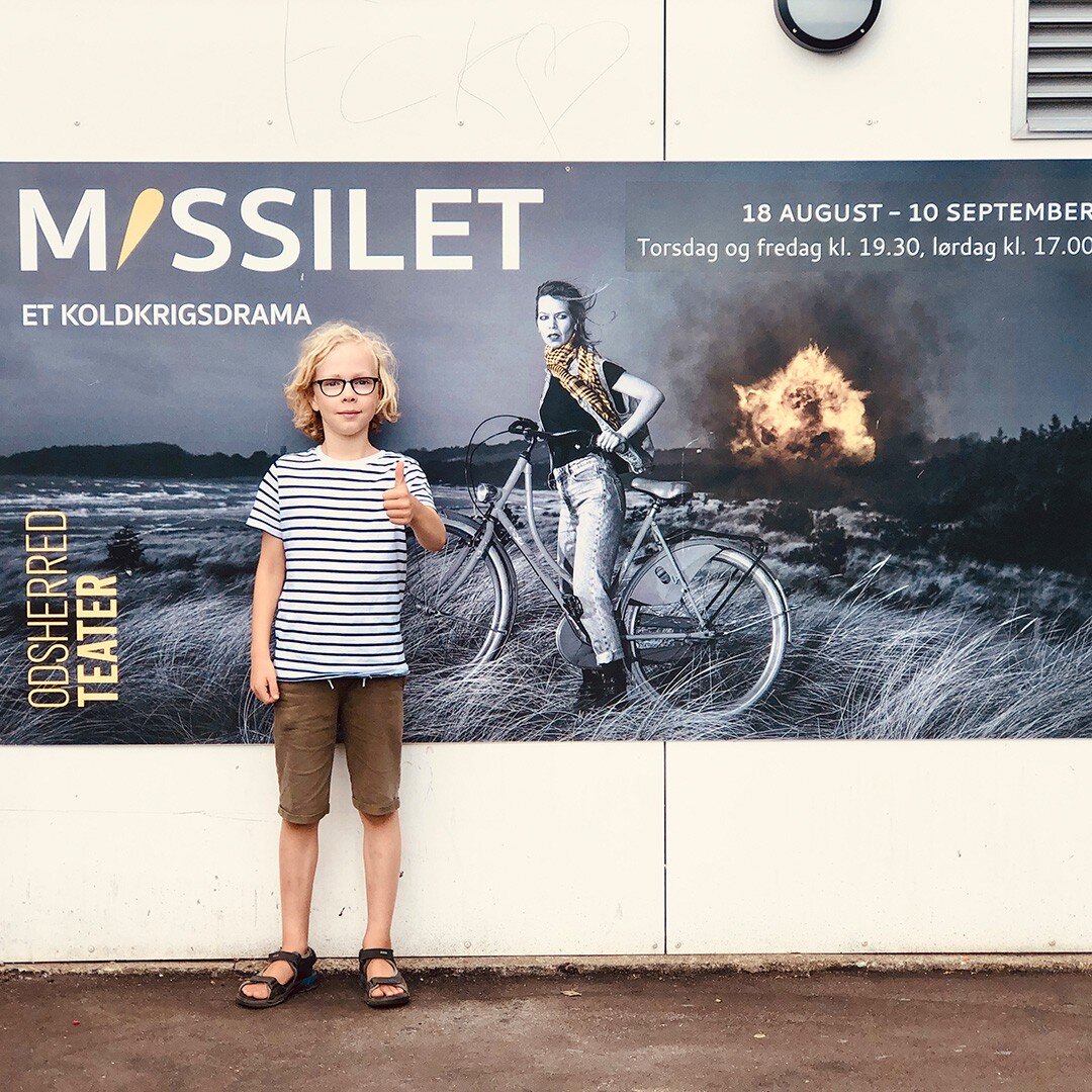 Asger (min store dreng) foran plakaten til &quot;Missilet&quot; p&aring; @odsherredteater , med mit foto fra Sejer&oslash;bugten.

#fotograflarswahl #odsherred #odsherredteater #plakat #missilet #forestilling #hovsa #hovsamissilet