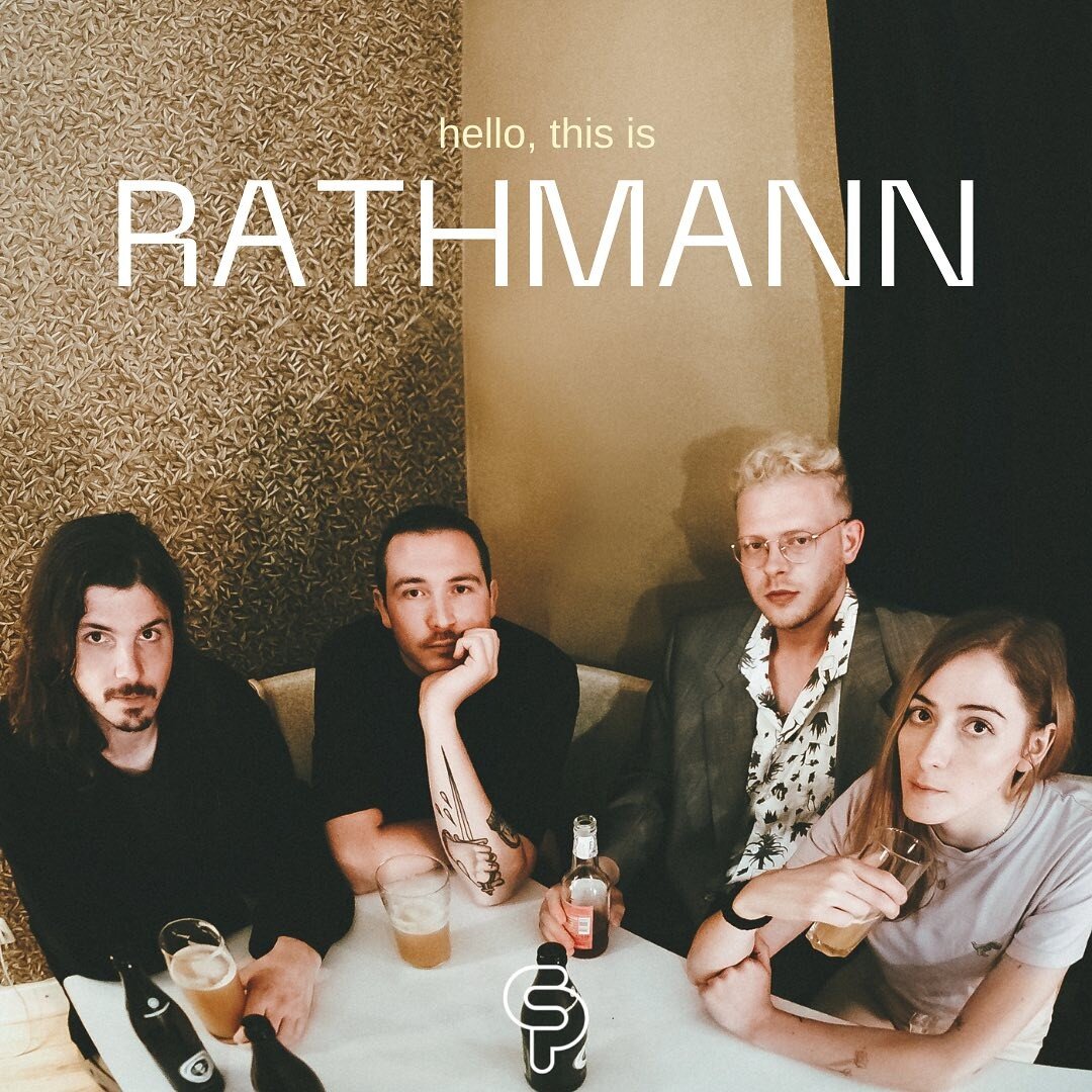 This is @der_rathmann und der erste Act, den wir euch vorstellen. Diese vier Menschen haben es uns richtig angetan - menschlich und musikalisch. Super authentisch erz&auml;hlen RATHMANN Geschichten von Einsamkeit, Liebe, Tatendrang und Tr&auml;umerei