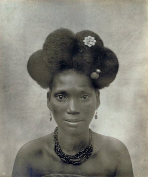 Portraits of a woman wearing a traditional hairstyle from the Gold Coast (1901).
