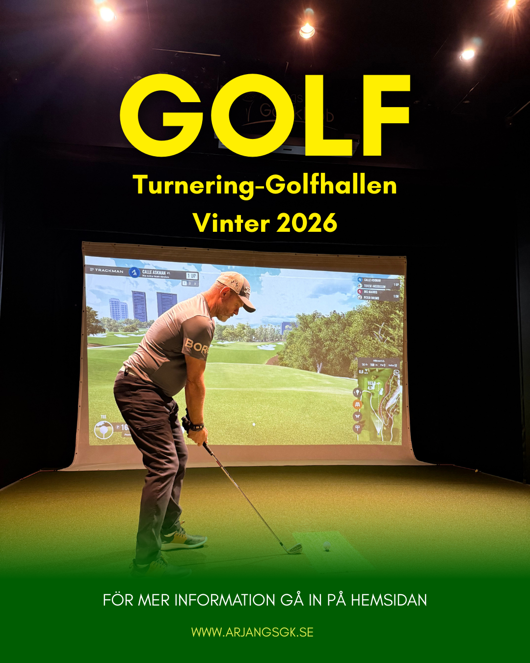 En person i en inomhus golfhall som slår en golfboll mot en stor skärm med ett golfspel.