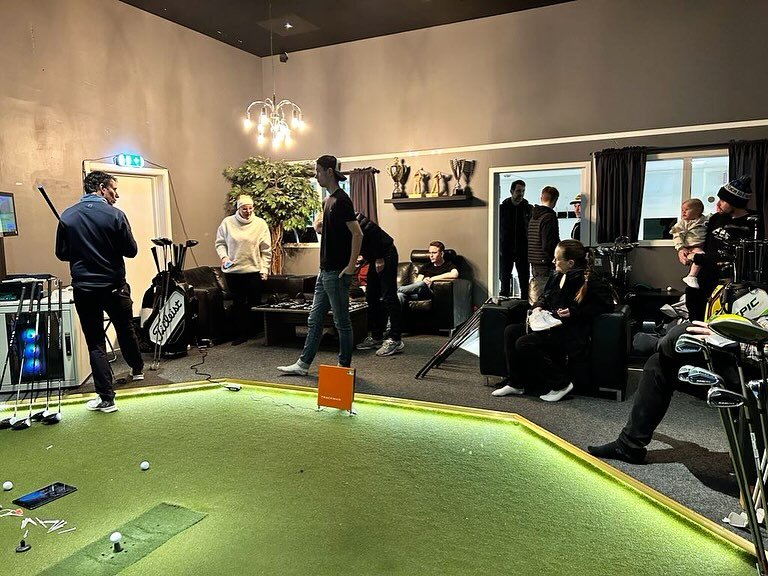 Kul att s&aring; m&aring;nga tog chansen att komma till dagens Demodag i Golfhallen! Uppskattningsvis cirka 70 personer d&ouml;k upp f&ouml;r att kolla in eller prova &aring;rets nyheter p&aring; klubbfronten fr&aring;n Golfstore. 
Det gick &auml;ven