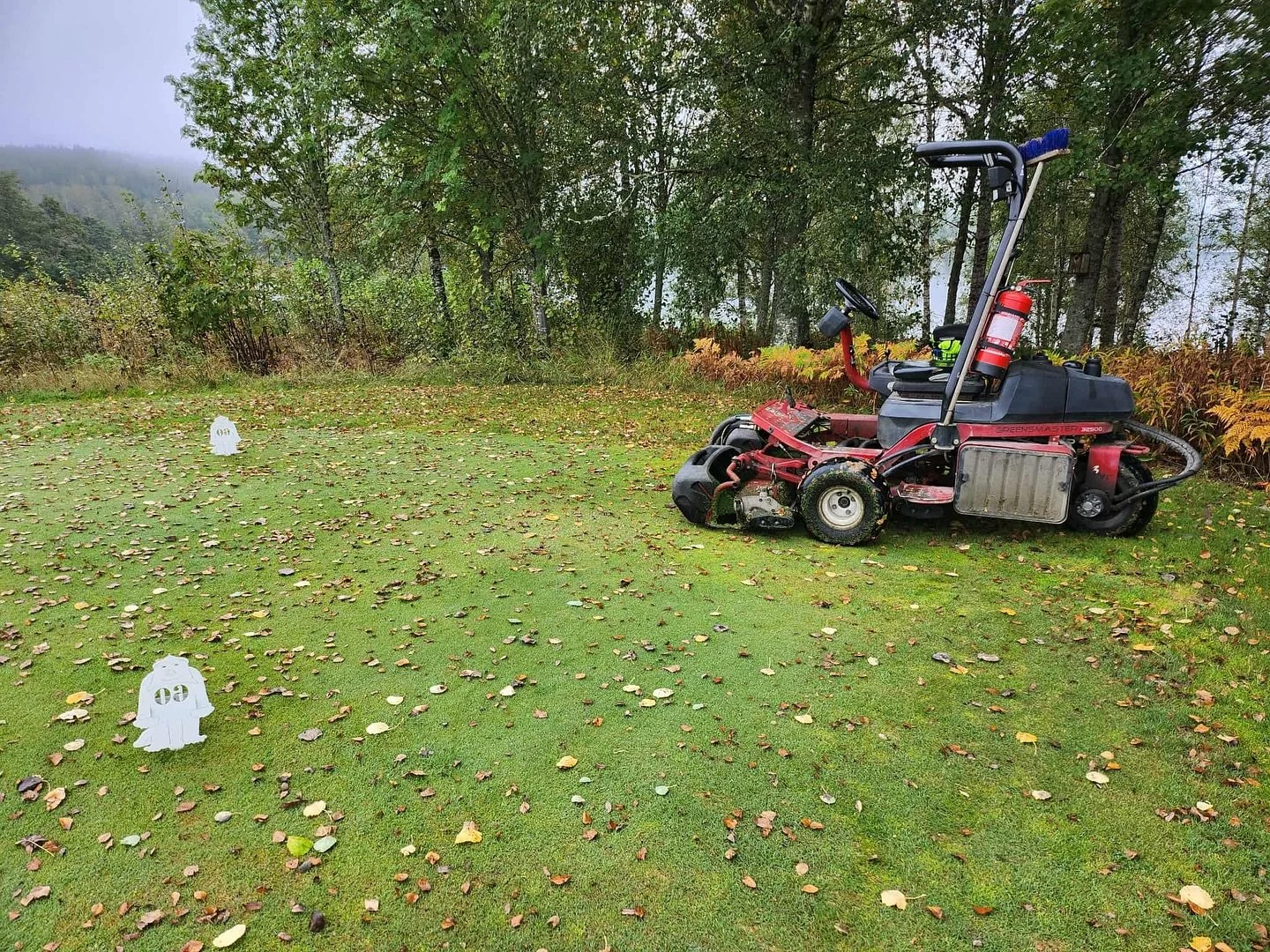 Viktig information om banan: 
Just nu p&aring;g&aring;r arbete med att lufta och dressa greenerna p&aring; h&aring;l 1-9.
Under tiden spelas dessa med tillf&auml;lliga vintergreener. Ni som spelar f&aring;r v&auml;lja att antingen spela p&aring; dess