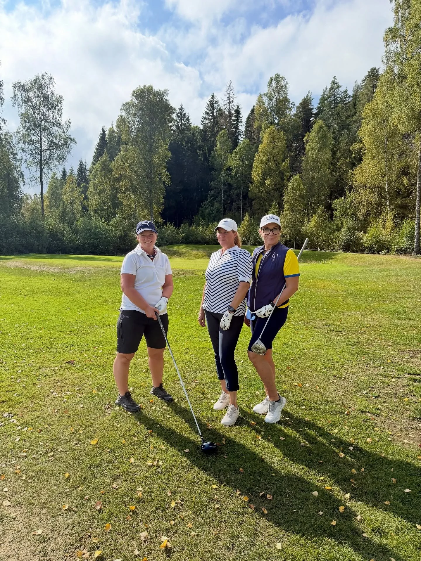 Eftersom v&auml;dergudarna f&ouml;r en g&aring;ngs skull inte var med oss under helgen s&aring; f&ouml;rs&ouml;ker vi f&aring; till damgolfens finalt&auml;vling p&aring; S&ouml;ndag 12 Oktober ist&auml;llet. 
F&ouml;rsta start &auml;r kl.08:30. Ni m&