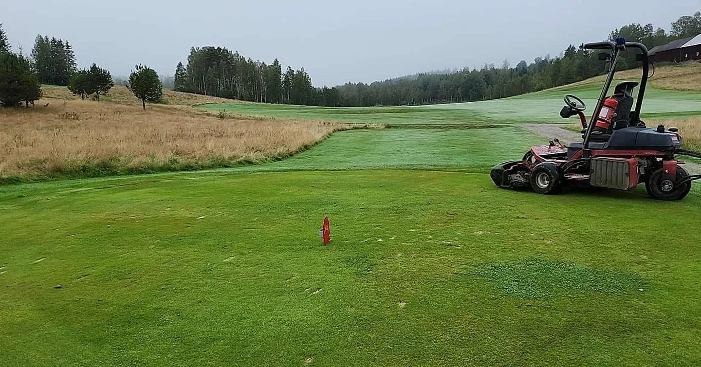Fr&aring;n och med Tisdag 7/10 st&auml;ngs h&aring;l 1-9 av p&aring; grund av luftning och dressing av greenerna. H&aring;l 10-18 spelas d&aring; tv&aring; varv. Reducerad greefee g&auml;ller under tiden arbetet p&aring;g&aring;r.