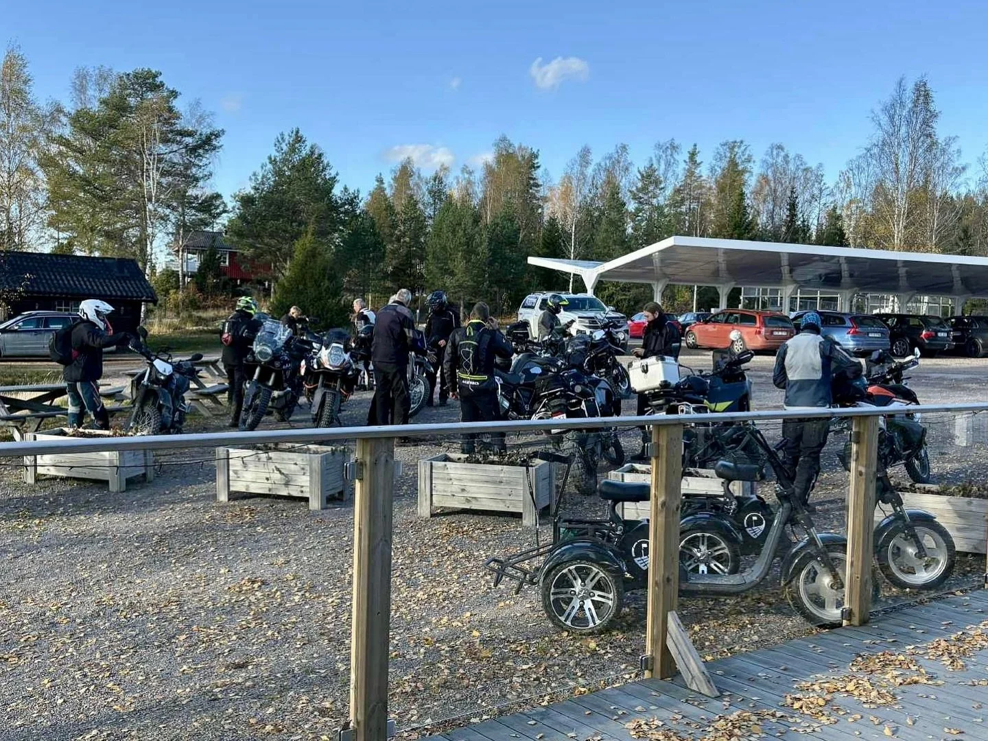 En helt magisk fin h&ouml;stdag och idag var det inte bara golfare ute vid banan utan &auml;ven ett stort g&auml;ng med motorcyklister som stannade till och fick sig en bit mat p&aring; Golfkrogen 😁⛳️
#&aring;rj&auml;ngsgk #golfiv&auml;rmland #golﬂi