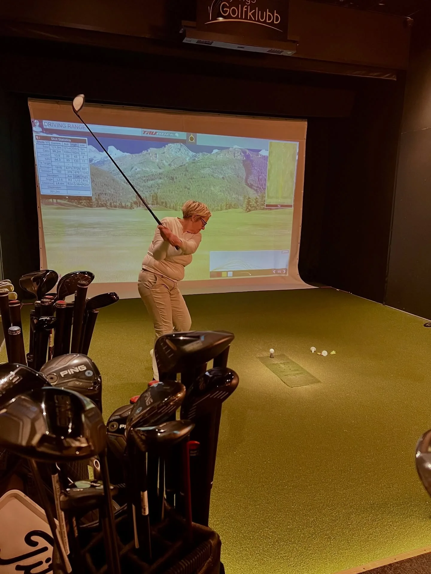 Nu drar vi igång med trivselkvällarna i Golfhallen!
Torsdagar 18,00-21,00 träffas vi och spelar golf i simulatorn. Ingen anmälan krävs. Alla medlemmar är välkomna!!
Vi startar den 6 november. Under julhelgen tar vi