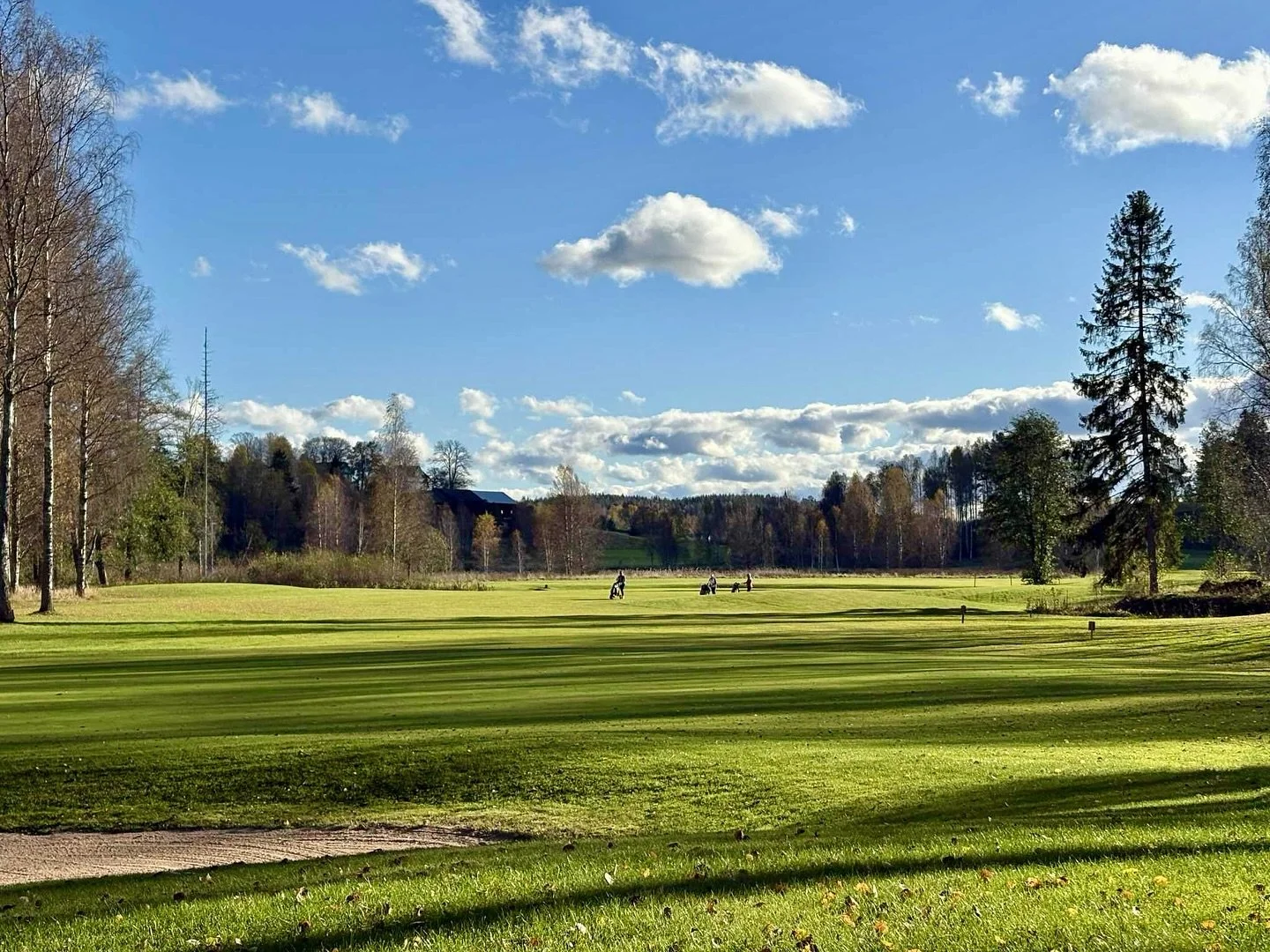 Från och med idag är banan stängd för säsongen. 
Det har varit en fin säsong med många spelade rundor av både medlemmar och gäster. 
Tack till er alla för att ni vill njuta av vår fina bana o