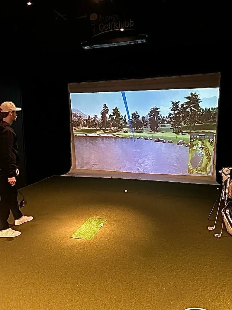 🏌️&zwj;♀️Nu &auml;r Trackman installerad och ig&aring;ng i Golfhallen!🏌️&zwj;♀️
Utf&ouml;rliga instruktioner finns p&aring; plats i hallen.
Ladda ner appen Trackman f&ouml;r att snabbt komma ig&aring;ng med spelet.⛳️
Bokning av Golfhallen sker som 