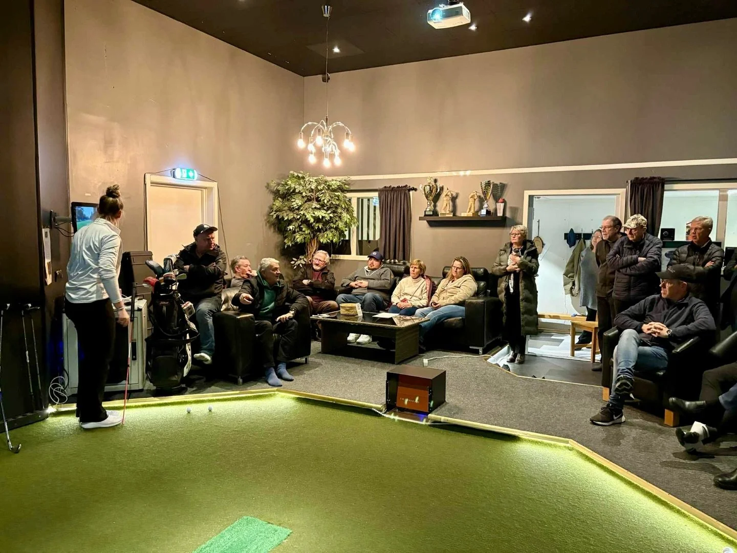Kul att s&aring; m&aring;nga d&ouml;k upp och visade intresse under torsdagens &Ouml;ppet Hus i golfhallen.

Zandra visade alla funktioner i Trackman och klubben bj&ouml;d p&aring; gl&ouml;gg och pepparkakor.

Bokar Golfhallen g&ouml;r ni p&aring;: 

