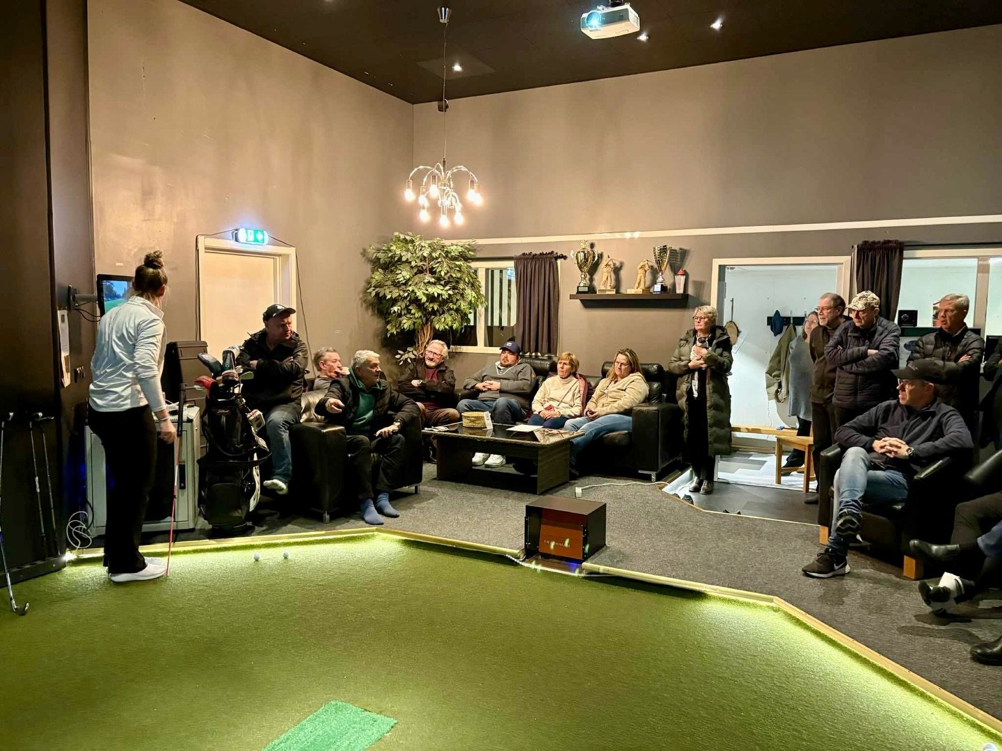 P&aring; Torsdag 8/1 startar Trivselgolfen upp i golfhallen igen och den h&aring;ller p&aring; till och med 12/3.
Tid: 18:00-21:00
Ingen f&ouml;ranm&auml;lan beh&ouml;vs. 
Varmt v&auml;lkomna 🏌️&zwj;♂️⛳️

#indoorgolf #wintergolf #trivselgolf