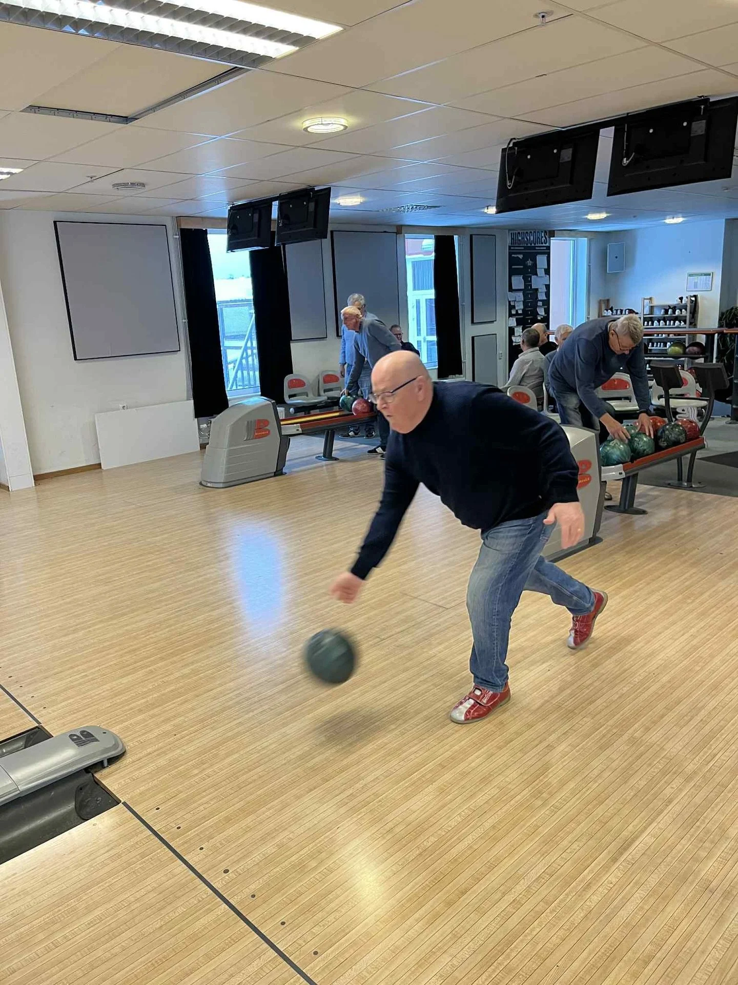 Golfseniorerna &auml;r i bowling-tagen igen. Idag tr&auml;ffades de p&aring; Hotell &Aring;rj&auml;ng f&ouml;r att rulla lite klot. 
De efterlyser dock att &auml;ven n&aring;gra damer vill ansluta sig till n&auml;sta tr&auml;ff som kommer att ske i f