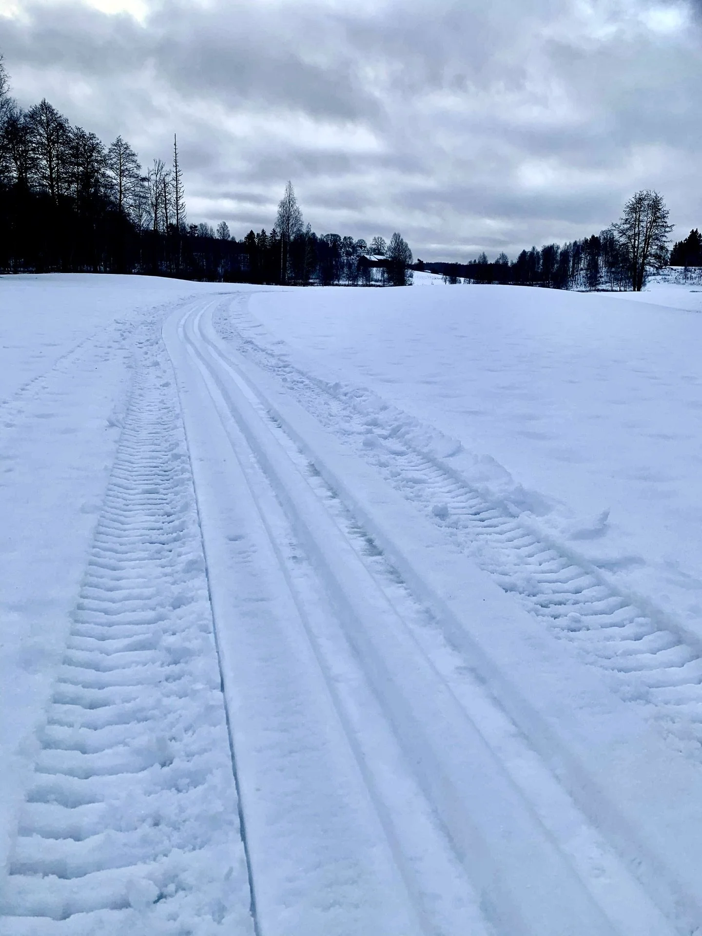 Nysp&aring;rat p&aring; banan!
Lite mjukt och finns vattensamlingar p&aring; vissa st&auml;llen men &aring;kbart just nu om n&aring;gon k&auml;nner f&ouml;r en l&ouml;rdags-tur i sp&aring;ret 😄

Sp&aring;rbidrag mottages tacksamt f&ouml;r driftskost