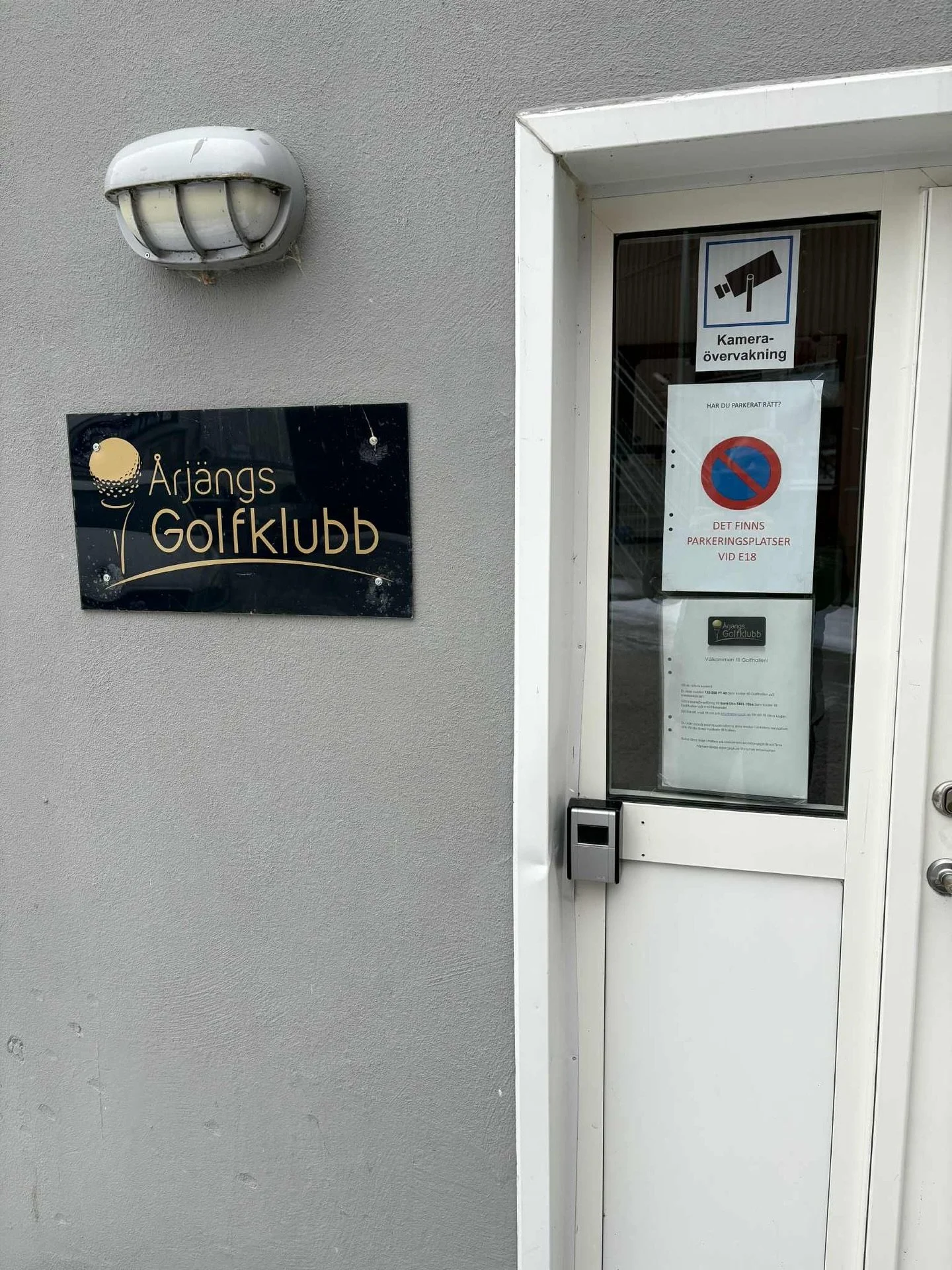 F&ouml;r att slippa objudna g&auml;ster i Golfhallen s&aring; har det nu monterats upp &ouml;vervakningskameror vid ing&aring;ngen till hallen. Detta f&ouml;r att s&auml;kerst&auml;lla att inte hallen missbrukas av personer som ej har bokat tid.
Vi k