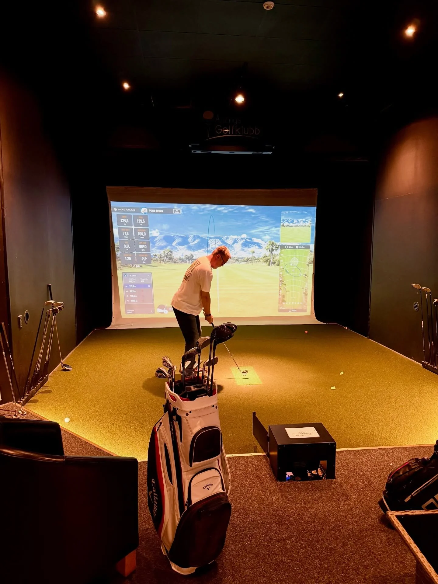 Tidigare i veckan gick v&aring;r projektor i Golfhallen s&ouml;nder men vi best&auml;llde en ny med expressleverans och den &auml;r nu p&aring; plats! B&auml;ttre ljus, b&auml;ttre sk&auml;rpa, b&auml;ttre kontraster! 
V&auml;lkomna att boka era tide