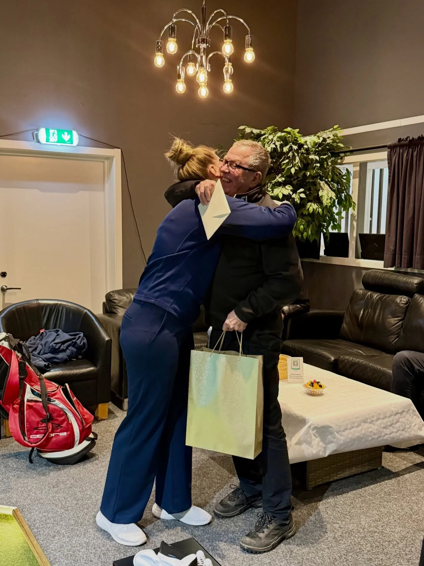 Sj&auml;lvklart m&aring;ste det firas att Zandra &auml;r klar med sin PGA Pro-utbildning! 
Under l&ouml;rdagen anordnades &Ouml;ppet Hus i Golfhallen d&auml;r alla var v&auml;lkomna att f&aring; tips ifr&aring;n Zandra och testa simulatorn. Lite pres