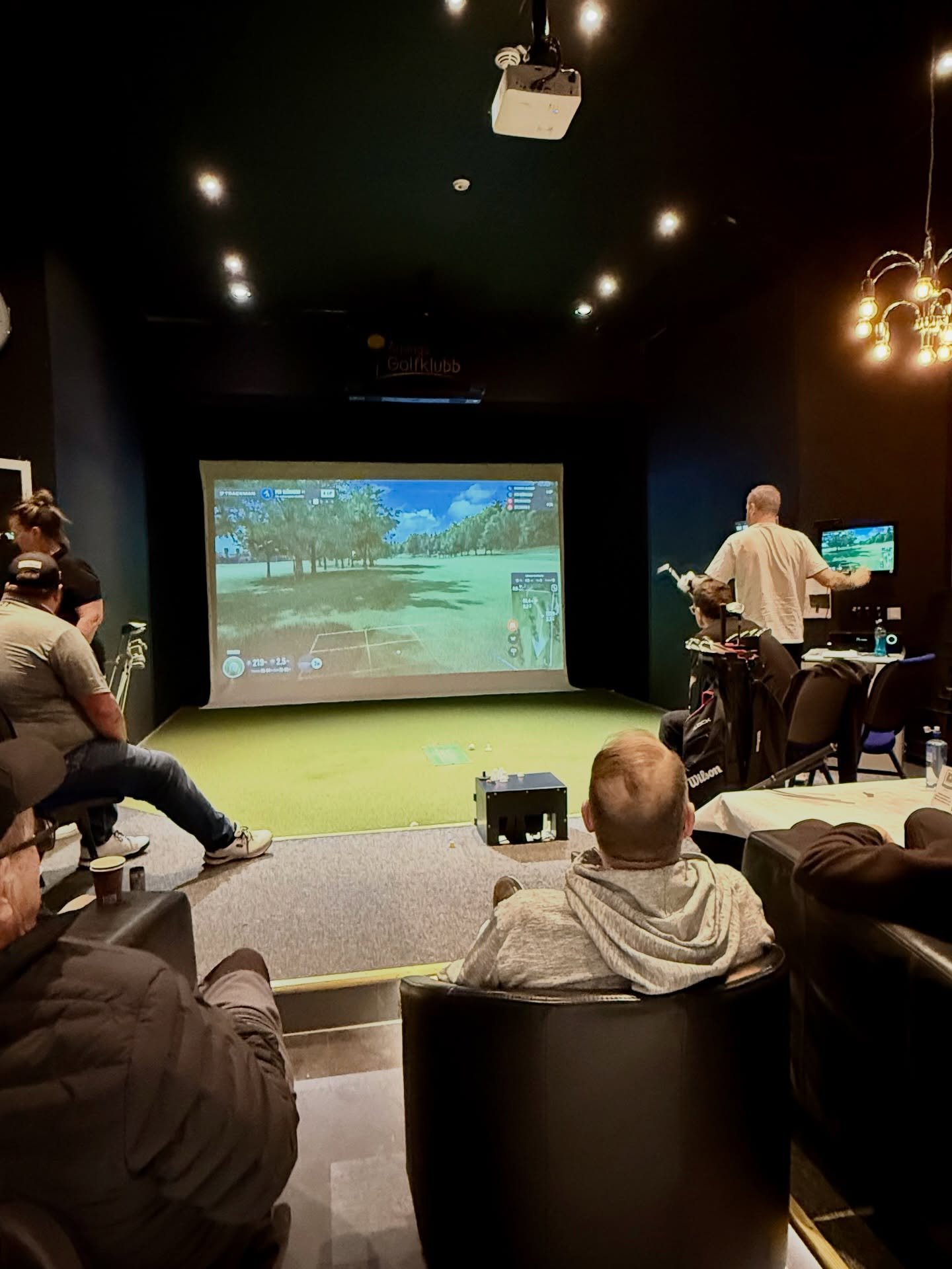 Efter n&aring;gra veckors gruppspel s&aring; var det idag dags f&ouml;r slutspel av matchspelet i Golfhallen.

I semifinal 1 besegrade lag Bj&ouml;rnson lag Bylemark och efter s&auml;rspel i semifinal 2 s&aring; vann lag Grannarna mot lag Broms. 

Fi