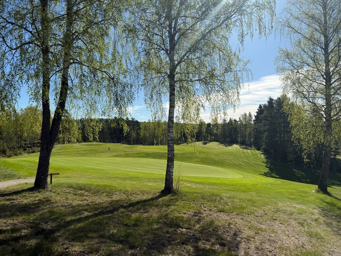 Sn&ouml;n sm&auml;lter bort, den riktiga v&aring;ren n&auml;rmar sig med stormsteg och vi alla l&auml;ngtar efter att f&aring; spela golf p&aring; banan igen!

🏌️&zwj;♀️Vi kan meddela att rangen &auml;r nu &ouml;ppen f&ouml;r spel och bollmaskinen &
