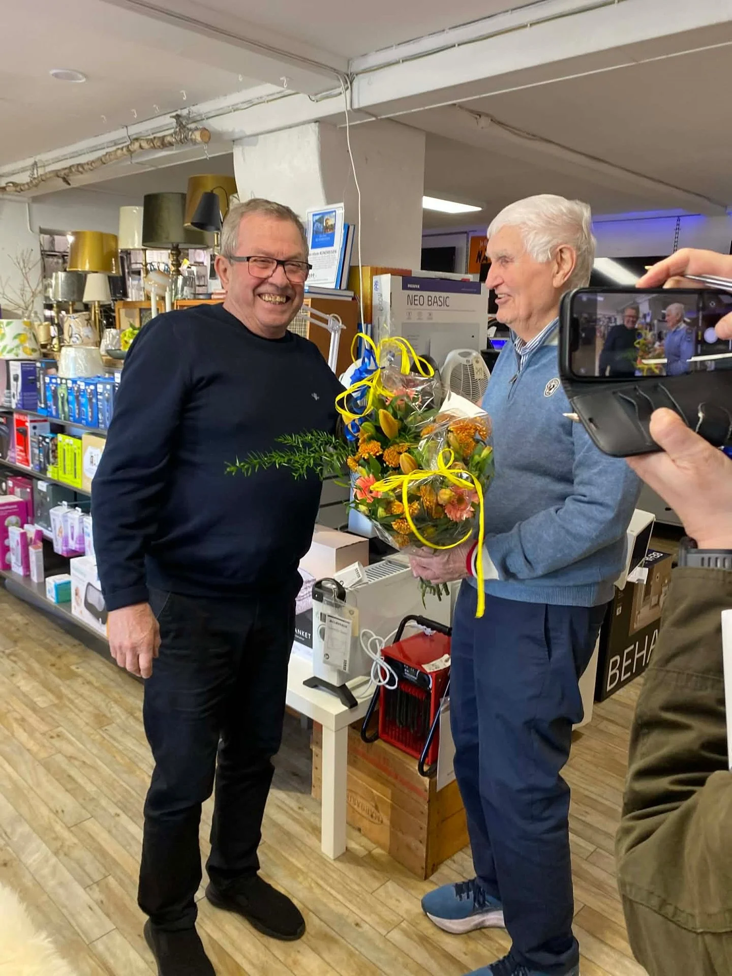 V&aring;r ordf&ouml;rande har farit &ouml;ver gr&auml;nsen, n&auml;rmare best&auml;mt till &Ouml;rje, f&ouml;r att gratulera Arne Nilsen som fyller 90 &aring;r och &auml;r d&auml;rmed hedersmedlem i &Aring;rj&auml;ngs GK. 
Arne har varit medlem sedan