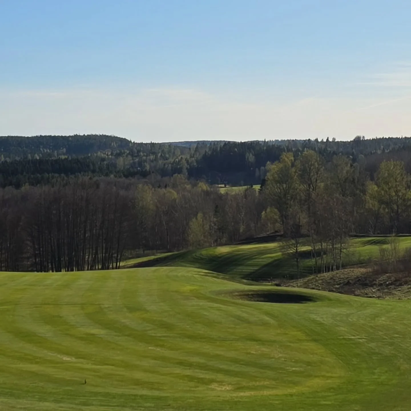 Idag har v&aring;r klubbchef, banchef samt banarbetare varit ute och testat banan inf&ouml;r morgondagens &ouml;ppning. ⛳️

Fairways och ruff &auml;r nyklippta, torra och fina. 
Greenerna &auml;r fullt spelbara, men &auml;r just nu i s&auml;mre skick