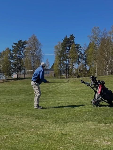 Den h&auml;r veckan rullar n&aring;gra av v&aring;ra medlemsaktiviteter ig&aring;ng och idag var det premi&auml;r f&ouml;r seniorgolfen. Bauke, Tommy och Helen som ni ser p&aring; bilderna var tre av totalt 38 deltagare idag. Vi gratulerar Lennart Ol