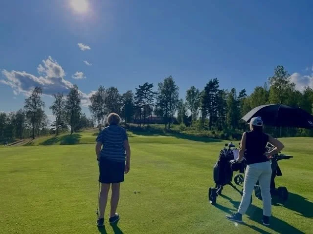 P&aring;minner om att ikv&auml;ll M&aring;ndag 4/5 &auml;r det utepremi&auml;r f&ouml;r Trivselgolfen.
Samling kl.17:00 p&aring; rangen och vi g&aring;r ut p&aring; banan och spelar vid cirka 18:00.
Trivselgolfen &auml;r gratis f&ouml;r alla medlemma