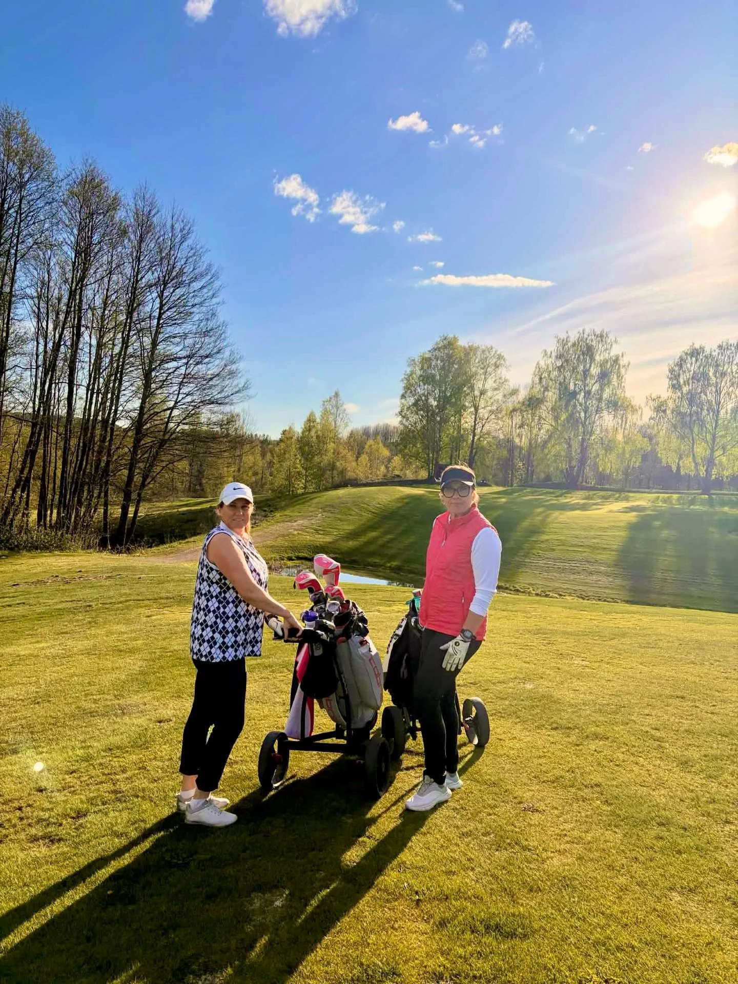 V&aring;ra medlemsaktiviteter &auml;r redan inne p&aring; andra veckan och b&aring;de seniorgolfen och damgolfen spelades den h&auml;r veckan i solsken! 
Seniorgolf spelas varje tisdag &ouml;ver 18 h&aring;l och damgolfen spelar nio h&aring;l varje o