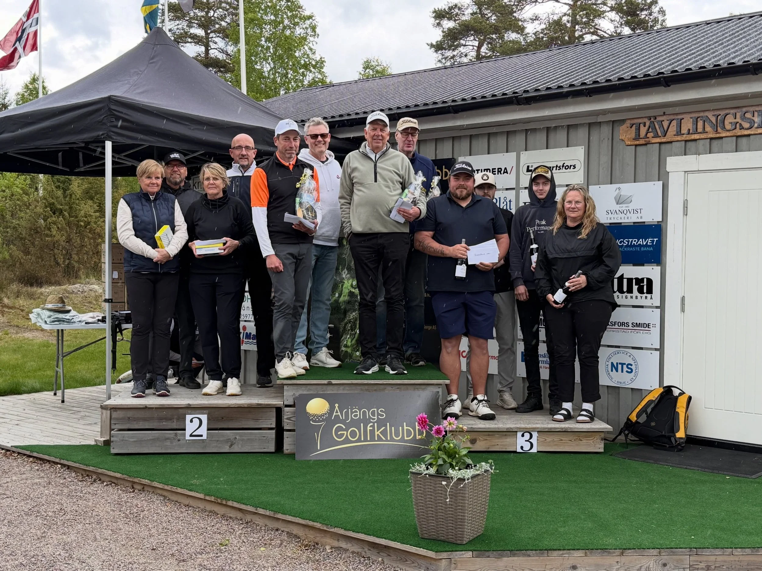 Idag samlades 31 stycken fyramannalag f&ouml;r att spela &aring;rets andra t&auml;vling, Kr&ouml;gargolfen. 
Spelformen var Florida Scramble.
Regndropparna h&ouml;ll sig undan &auml;nda fram till prisutdelningen och det blev en fin dag ute p&aring; b