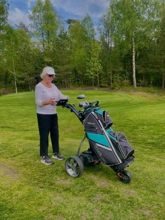 Man ska ju helst inte tala om en kvinnas &aring;lder men vi g&ouml;r ett undantag i all v&auml;lmening😉
Ulla Paulsson 86 &aring;r ung p&aring; damgolfen idag. Ingen golfbil i sikte. Strongt &auml;r bara f&ouml;rnamnet! 😄🏌️&zwj;♀️💪

#&aring;rj&aum