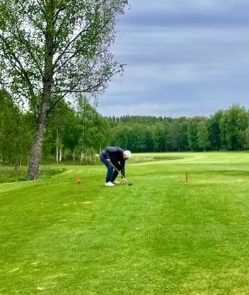 Tisdagar inneb&auml;r seniorgolf-t&auml;vling och h&auml;r ser vi Arne Nilsen, 90 &aring;r ung pegga upp p&aring; h&aring;l 15 under dagens Irish Greensome 😄👏⛳️
Vi gratulerar dagens vinnare Sune Andersson och Mikael Dahlberg som gick runt p&aring; 