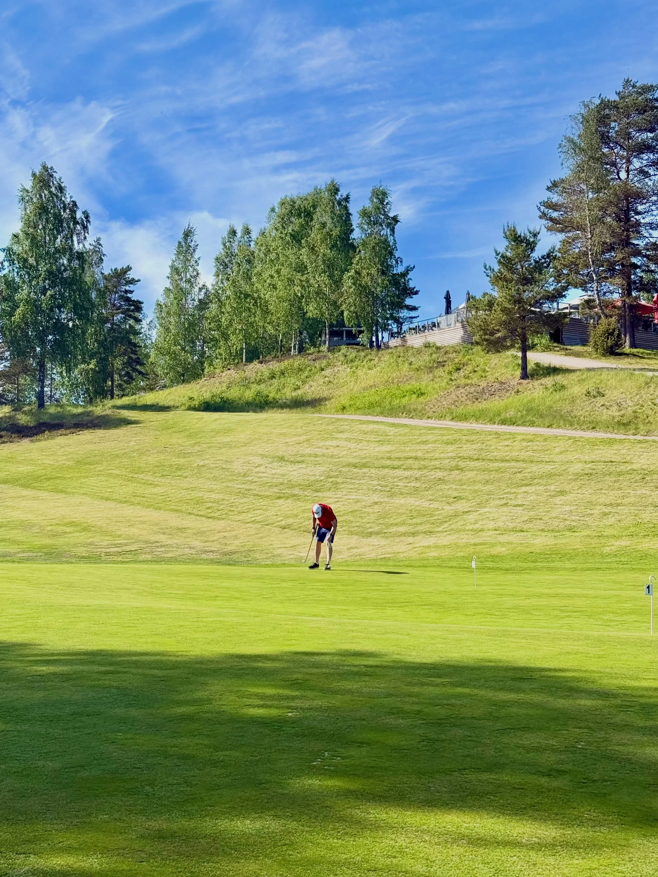 V&aring;r b&auml;sta tid &auml;r nu. Naturen bjuder verkligen p&aring; extra allt i maj m&aring;nad. ☀️🌸🍃
Snart &auml;r det helg igen och golfv&auml;dret ser ut att bli fint. Kom ut p&aring; en runda, lyft blicken och njut av de vackra vyerna p&ari