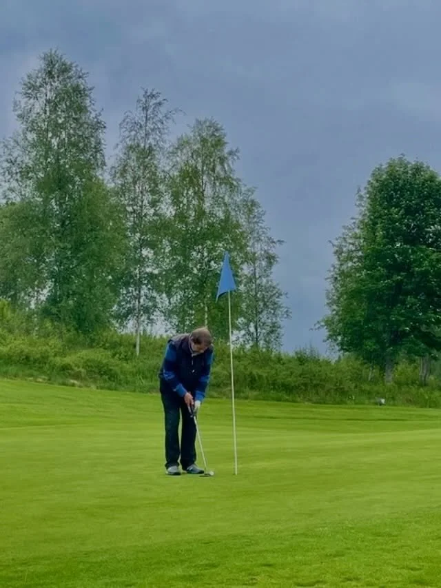 Morgan Reinler puttar f&ouml;r birdie under dagens seniorgolf-t&auml;vling. Vi hoppas att den gick i h&aring;l Morgan 😃

Dagens t&auml;vling vanns av Berit Danielsson p&aring; 65 slag netto 🥳
Seniorerna verkar &ouml;verlag vara i form d&aring; de t