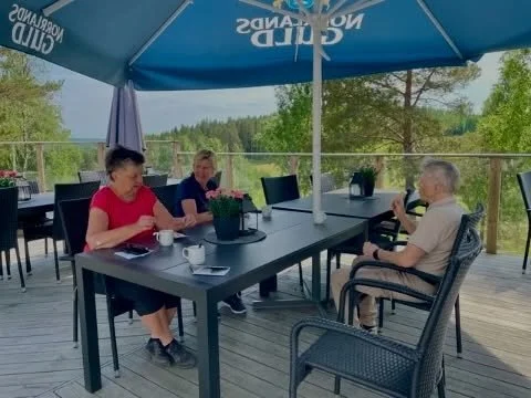 Veckans damgolf bj&ouml;d p&aring; klassiskt svenskt varierat sommarv&auml;der kan man s&auml;ga. P&aring; f&ouml;rsta bilden svalkar sig Anette, Ritva och Anki med en glass efter rundan. ☀️
P&aring; andra bilden ser ni Susanne och Kerstin minuter in