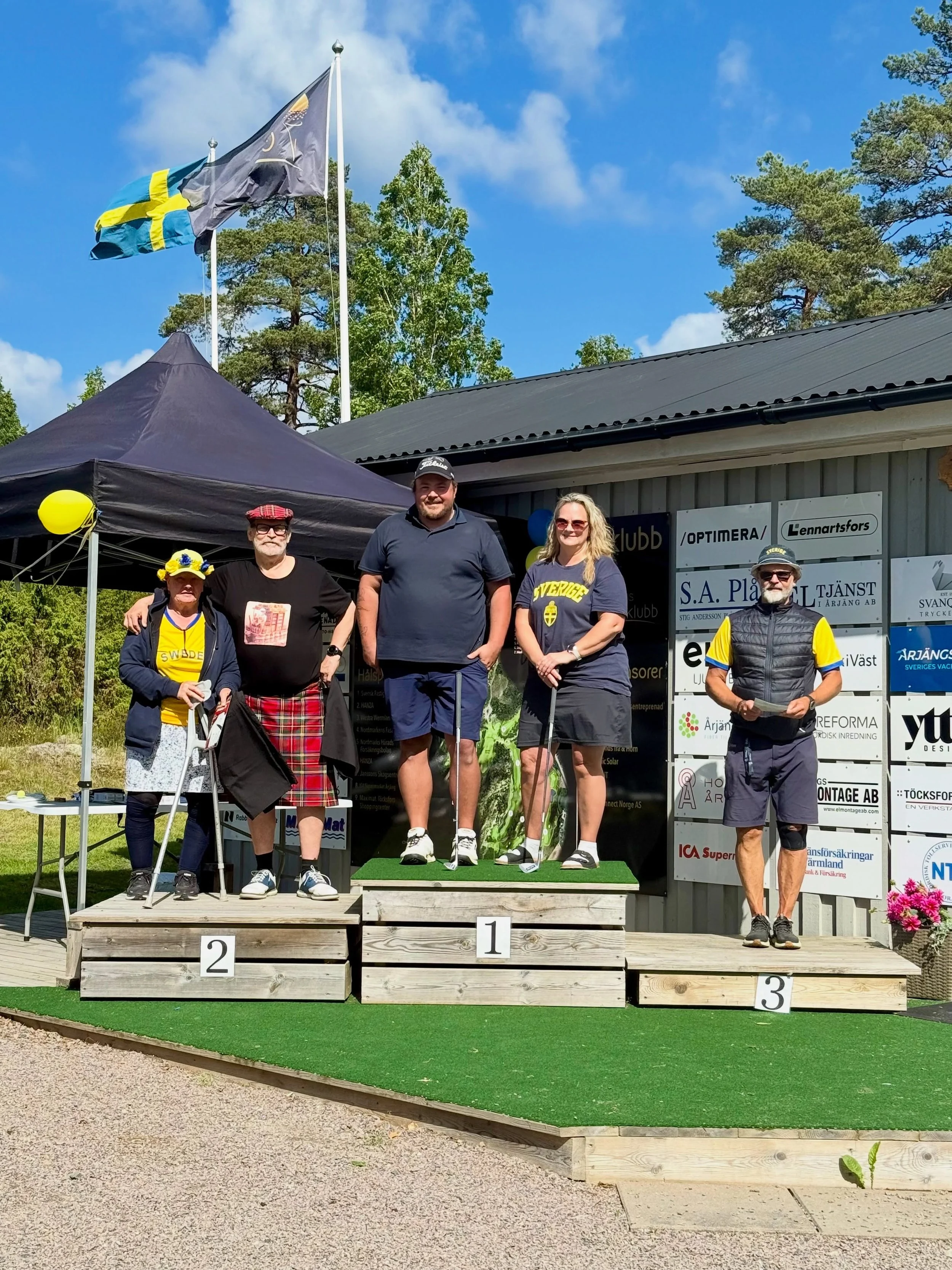 Det var m&aring;nga som var sugna p&aring; att spela Nationaldagsgolf denna l&ouml;rdag p&aring; &Aring;rj&auml;ngs GK. 
Hela 62 stycken anm&auml;lda tv&aring;mannalag spelade Texas Scramble. Kul att se s&aring; m&aring;nga olika klubbar representera