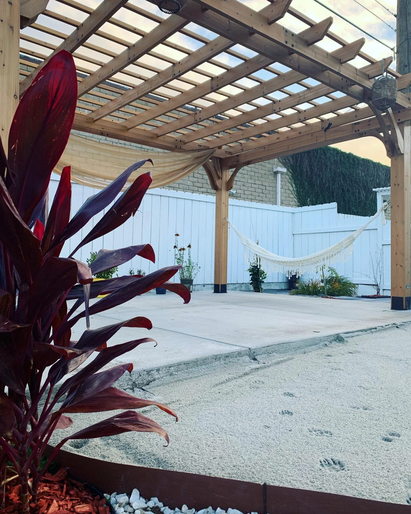 grateful for this tranquil space to drop into a juicy practice, thanks to @tahdigmusic 🖤 happy new year friends, let&rsquo;s do more yoga in 2023✌🏾
