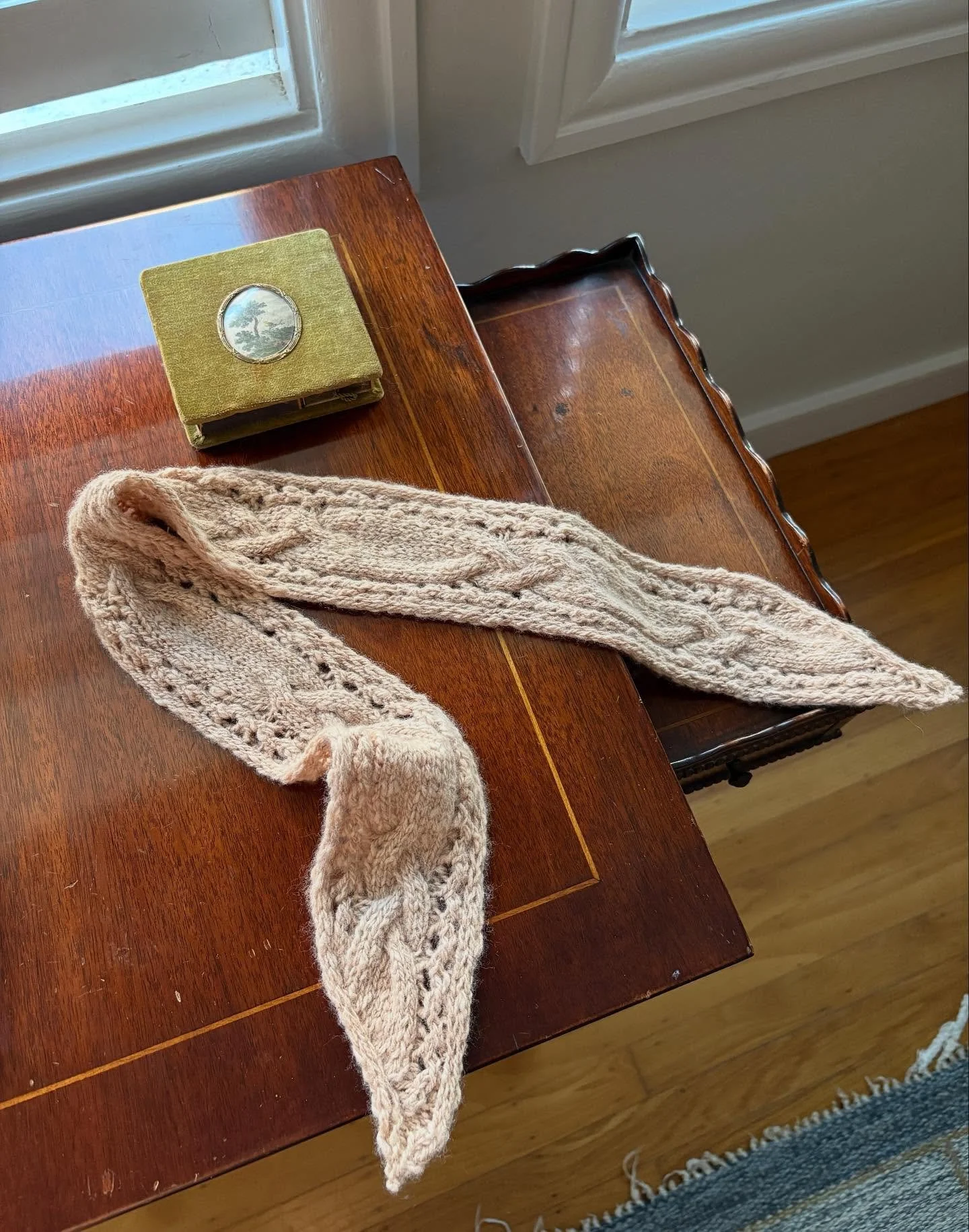 A few knits from recent months: finishing summer projects, starting fall ones&hellip; 🌞🍂
.
Off the needles:

Slide 1: #lacybraidscarf by @odd_row in a friend&rsquo;s handspun yarn, which I dyed with 🥑

2: #seasidetee by @cocoamourknitwear in @came