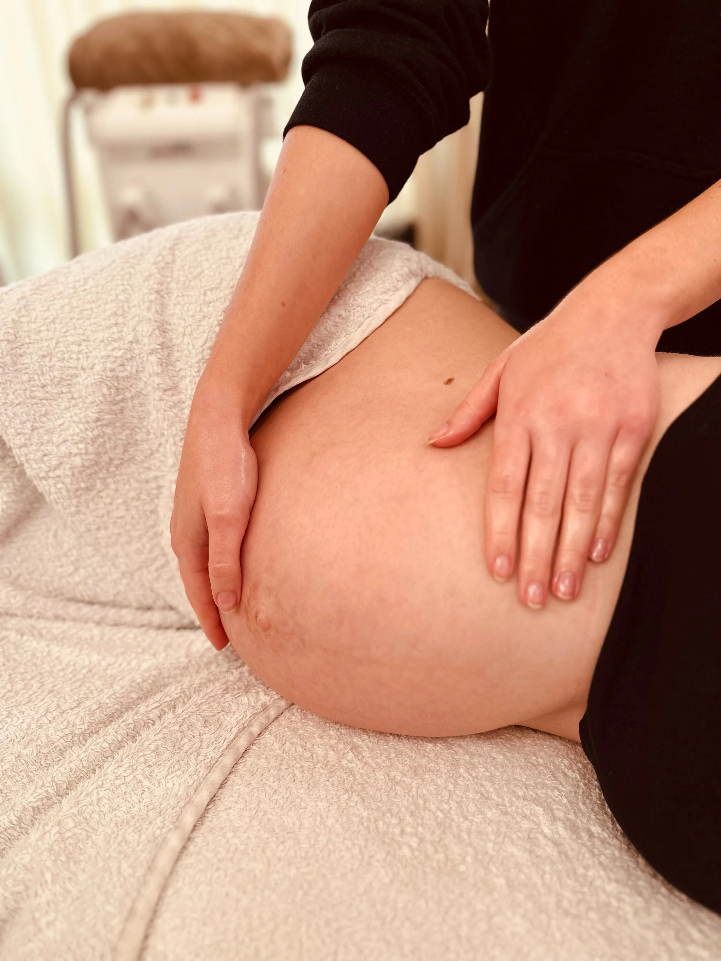 Schwangere Bauchmassage, Hand auf dem Bauch