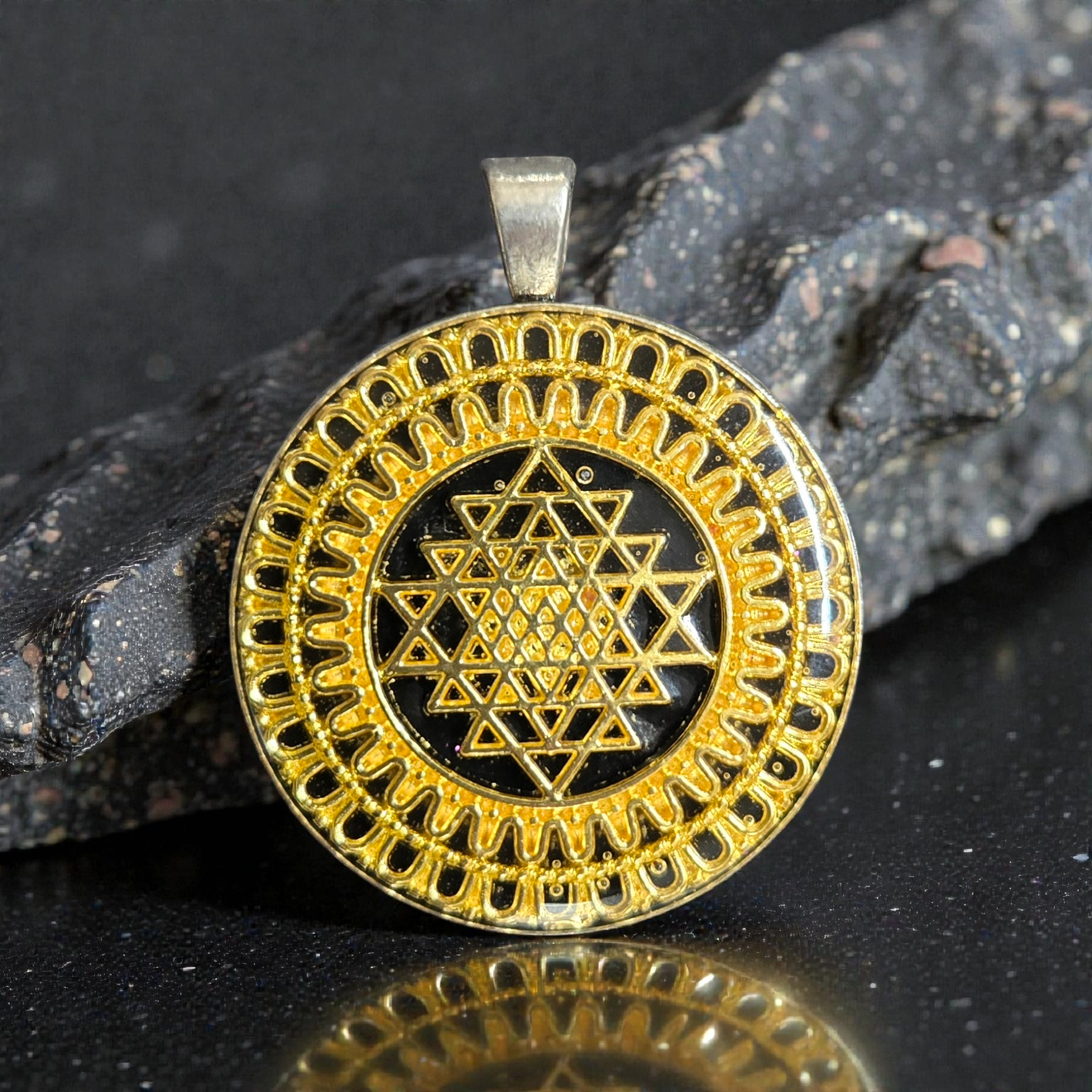 Sri Yantra (Black/Gold)