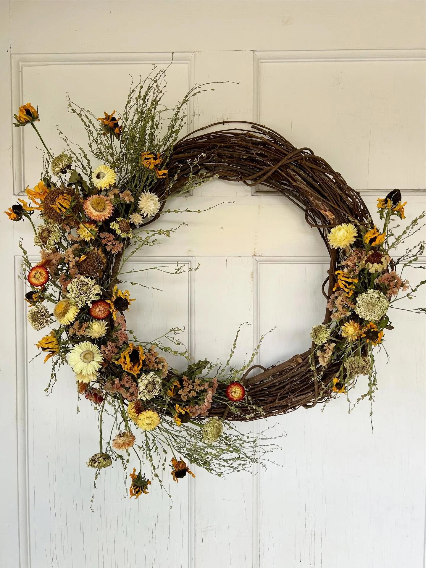 It’s officially wreath season! Get a custom dried flower wreath for your home that will last for years! The perfect addition to celebrate the new season! Grab your wreath at one of the following places this season:
πΎ Order online for local de