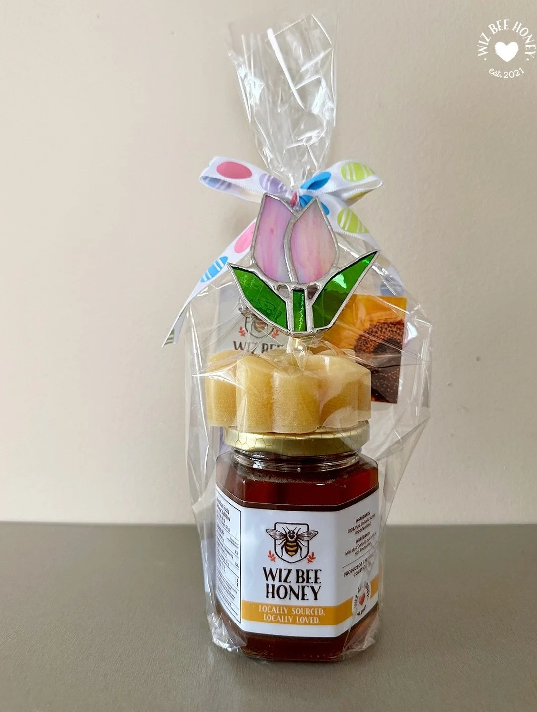 In time for Spring&rsquo;s upcoming arrival (and Easter!) 💛🌷 A new beautiful stain glass option in the Wiz Bee Honey x @heartfeltinspirationaldesigns gift sets: a lovely pink tulip. I can&rsquo;t decide which one I like better - the tulip or the ho