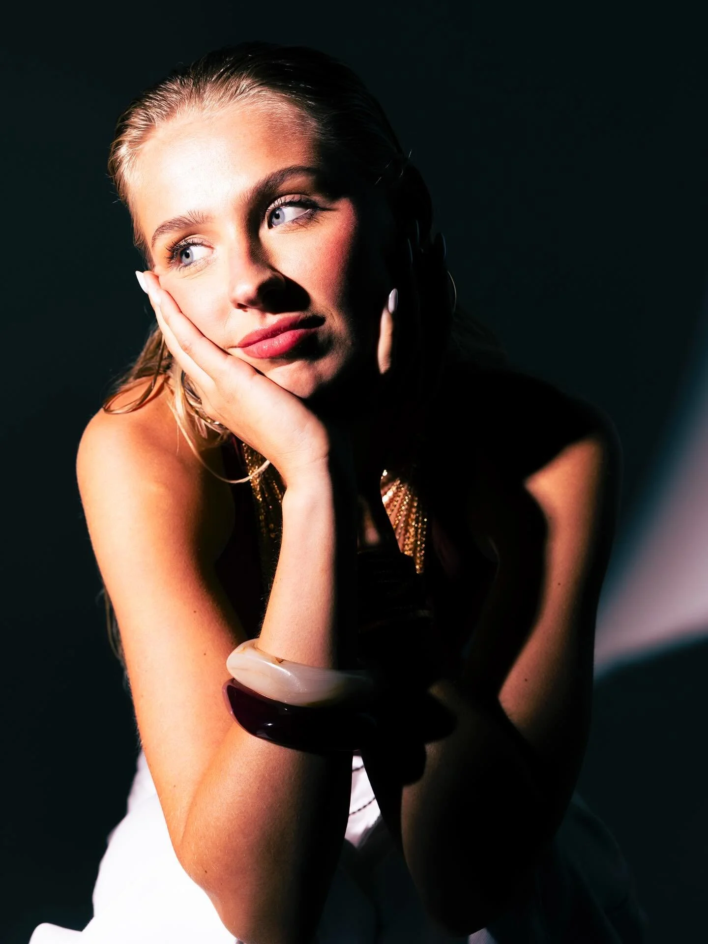 @buitendelijntjesnl x @danique.hosmar / thank you!! 
creative director @merlijnbax 
styling @bridgetmaas_ 
muah @nurozkan.makeupartist 
bts @niekdaalmeijer