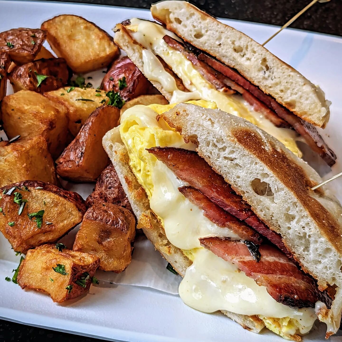 Classic Bacon Breakfast Sandwich

#lunchbreak #brunchtime #breakfastofchampions #bostonfoodies #bostonma #bostonsofinstagram #breakfasttime☕️ #bostonstyle #cambridgelife #brunchspot #foodie #instafood #foodporn #bostonfoodiesquad #bostonfood #somervi