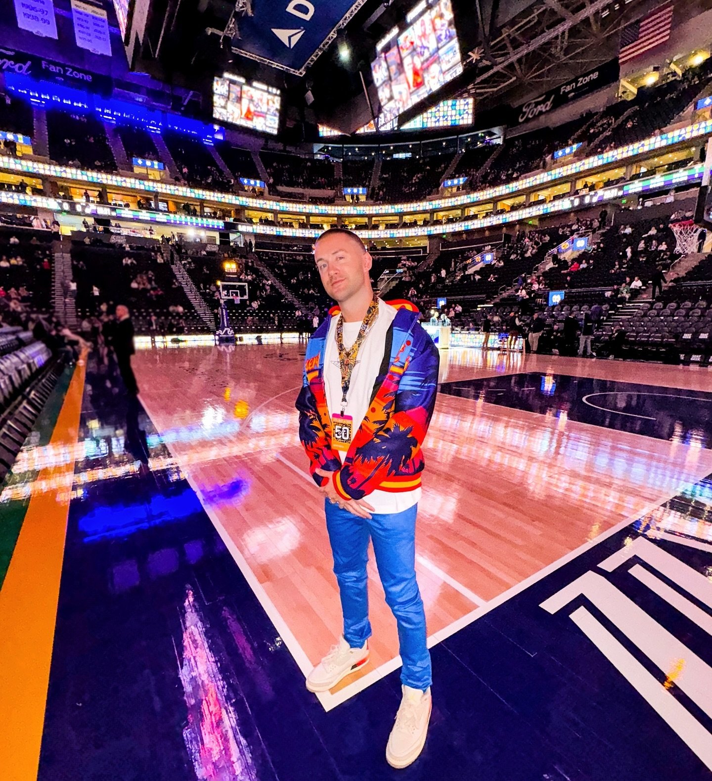 Cold new banger &ldquo;OUT IN UTAH&rdquo; drops Friday, swipe for a sneak peek 👀 This one is a nod to my hoop roots and it&rsquo;s smooth as ice 🥶⛹🏼&zwj;♂️🏔️ They said I would never make the league but now look where I&rsquo;m at 🔋💚🚀